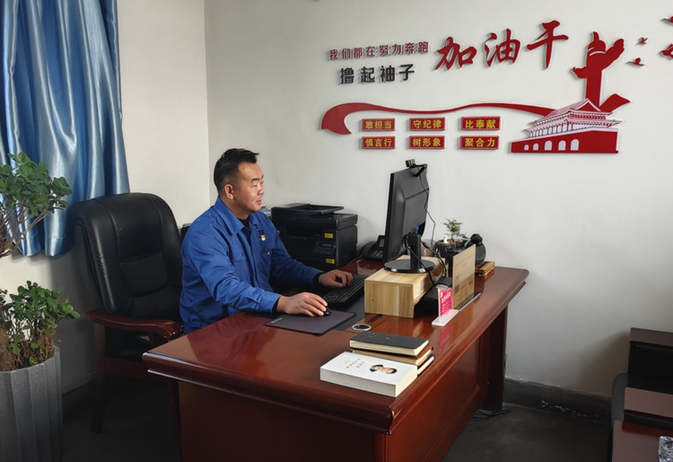 第三届“尊龙凯时标兵”  徐　龙