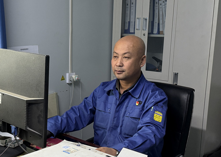 第三届“尊龙凯时标兵”  杨万鹏