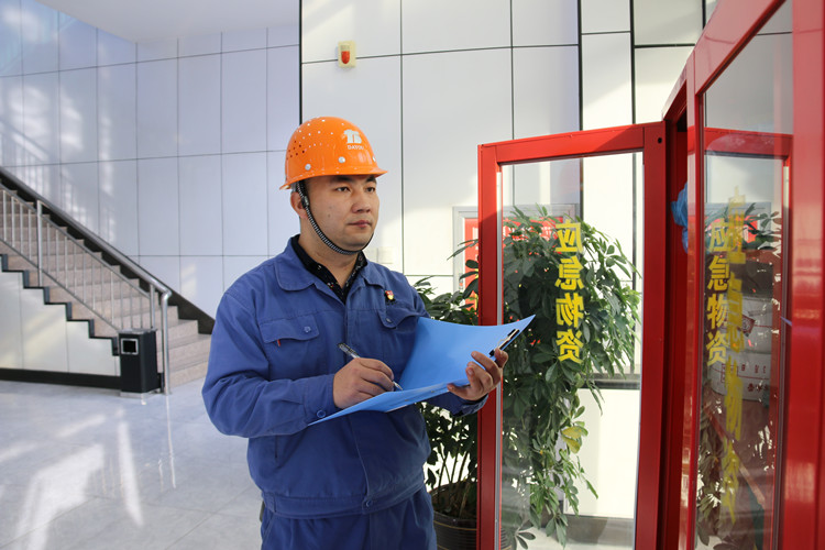 第三届“尊龙凯时标兵”  杨  贵