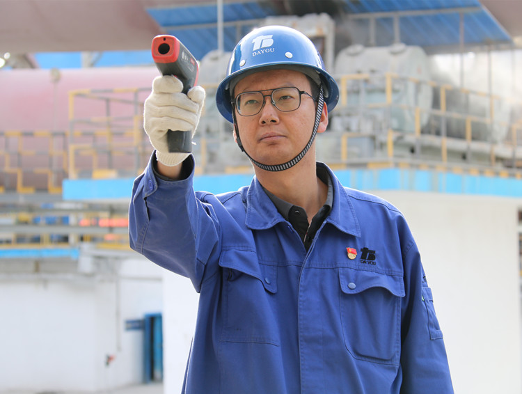 第三届“尊龙凯时标兵”  张  亮